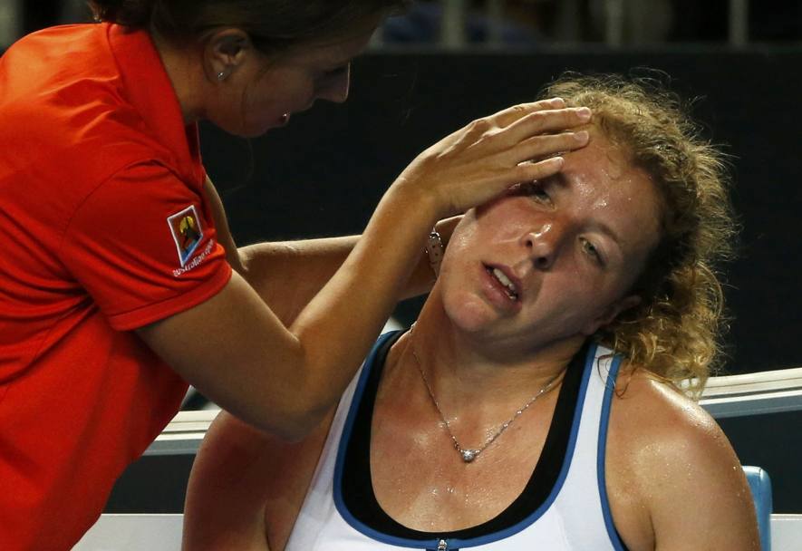 Melbourne, Australia: la tedesca Anna Lena Friedsam costretta a ricevere le cure del personale sanitario durante il match contro Roberta Vinci (REUTERS)